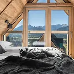 Semesterbostad Mountain Base - Osada Szeligowka Premium *